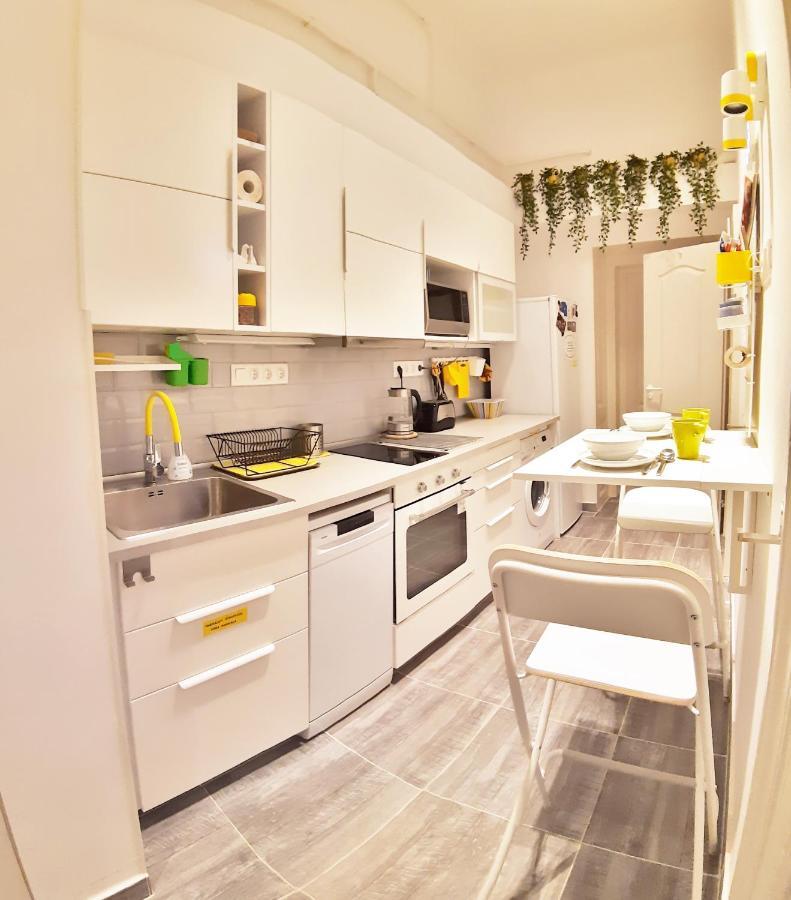 Bright Side Apartment Будапеща Екстериор снимка